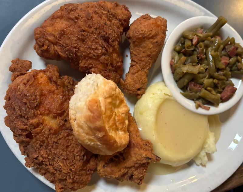 Fried chicken with mashed potatoes and green beans